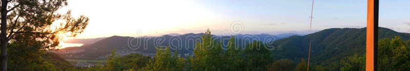 Härlig panorama- färgrik solnedgångsikt över Blacket Sea och bergen Agoy Tuapse region Ryssland arkivfoton Härlig panorama- färgrik solnedgångsikt över Blacket Sea och bergen Agoy Tuapse region Ryssland arkivfoton