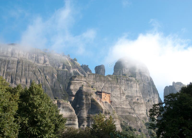 Härlig panorama vaggar på och Meteora kloster - under av G arkivfoto Härlig panorama vaggar på och Meteora kloster - under av G arkivfoto