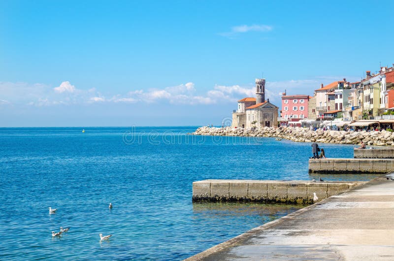 Härlig promenad i Piran med färgrika gamla hus, Slovakien, Europa fotografering för bildbyråer Härlig promenad i Piran med färgrika gamla hus, Slovakien, Europa fotografering för bildbyråer