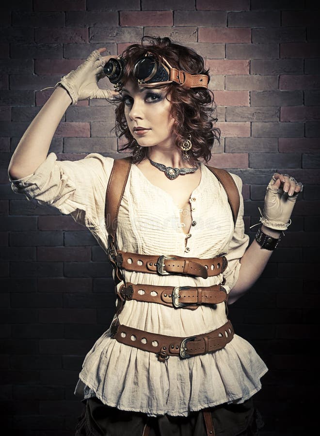 Härlig redhairkvinna med steampunkskyddsglasögon arkivbilder Härlig redhairkvinna med steampunkskyddsglasögon arkivbilder