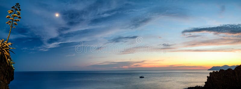 Härlig romantisk seascape från Riomaggiore royaltyfri bild Härlig romantisk seascape från Riomaggiore royaltyfri bild