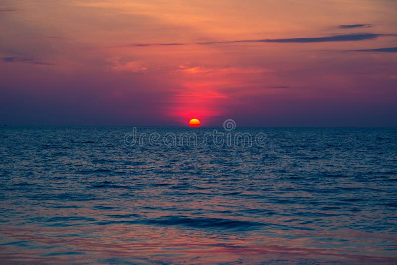 Härlig rosa solnedgångsol på havet fotografering för bildbyråer Härlig rosa solnedgångsol på havet fotografering för bildbyråer