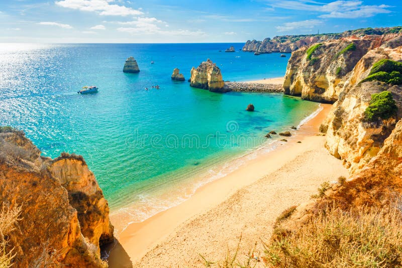 Härlig sandig strand nära Lagos i Panta da Piedade, Algarve, Portugal