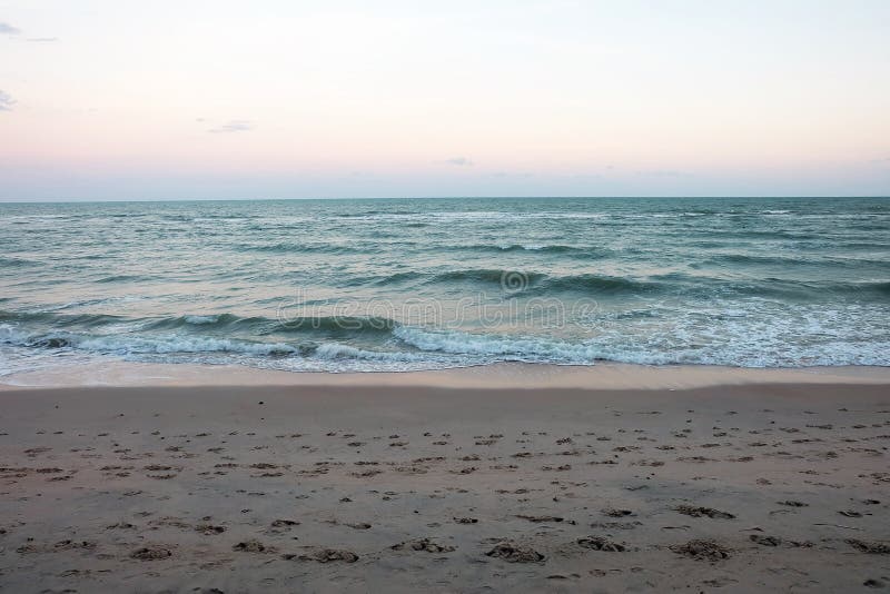 Härlig sandstrand och hav royaltyfria bilder Härlig sandstrand och hav royaltyfria bilder