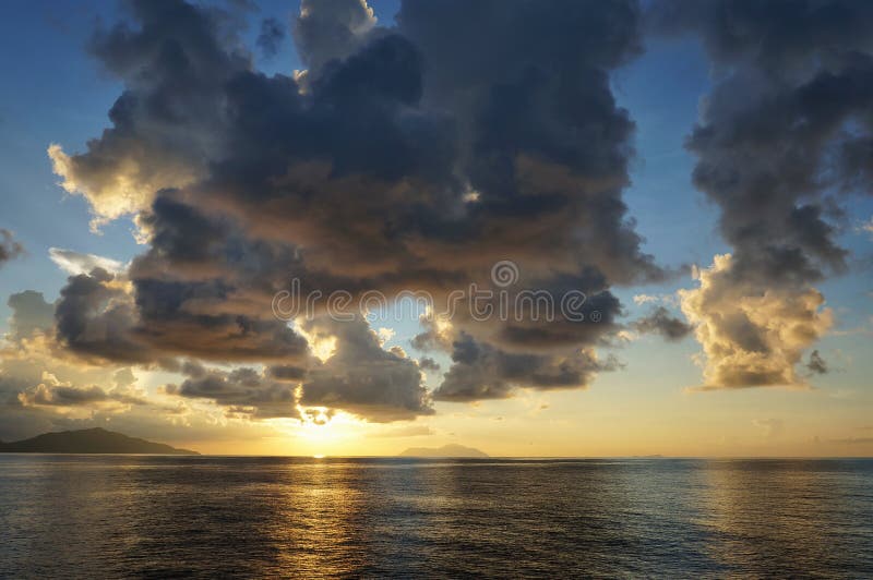 Härlig scenisk tropisk havsolnedgång med blå himmel och moln Idylliskt landskap av badorten Exotisk loppdestination arkivfoto Härlig scenisk tropisk havsolnedgång med blå himmel och moln Idylliskt landskap av badorten Exotisk loppdestination arkivfoto