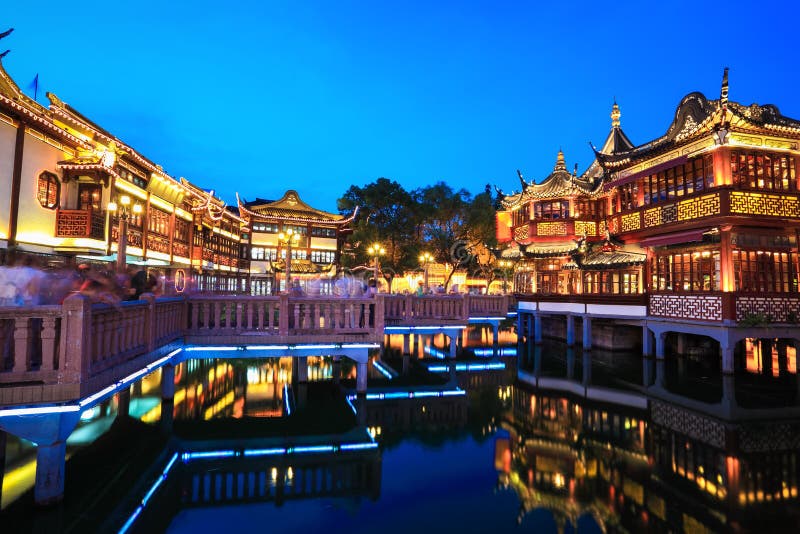 Härlig shanghai yuyuan trädgård på natten fotografering för bildbyråer