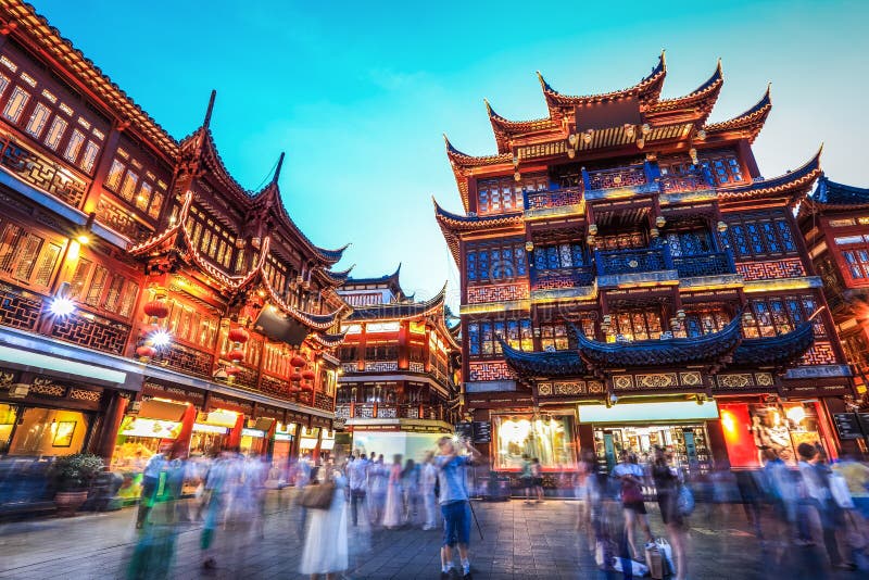 Härlig shanghai yuyuan trädgård på natten royaltyfria bilder