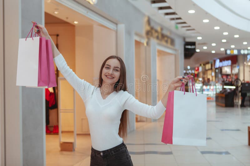 Härlig shopping för ung kvinna på den lokala gallerian arkivbilder Härlig shopping för ung kvinna på den lokala gallerian arkivbilder