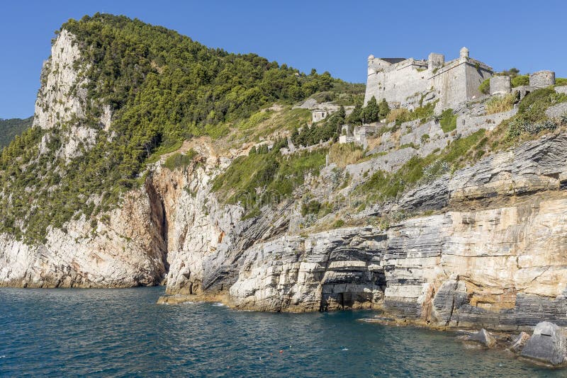 Härlig sikt av den Byron grottan och Doria Castle i Portovenere, Liguria, Italien royaltyfria bilder Härlig sikt av den Byron grottan och Doria Castle i Portovenere, Liguria, Italien royaltyfria bilder