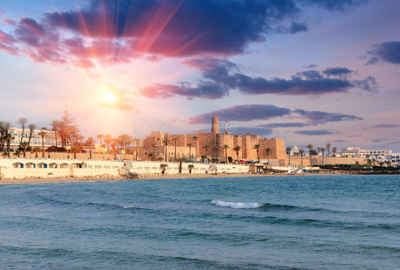 Härlig sikt av den forntida Ribat fästningen på solnedgången tunisia royaltyfri bild Härlig sikt av den forntida Ribat fästningen på solnedgången tunisia royaltyfri bild