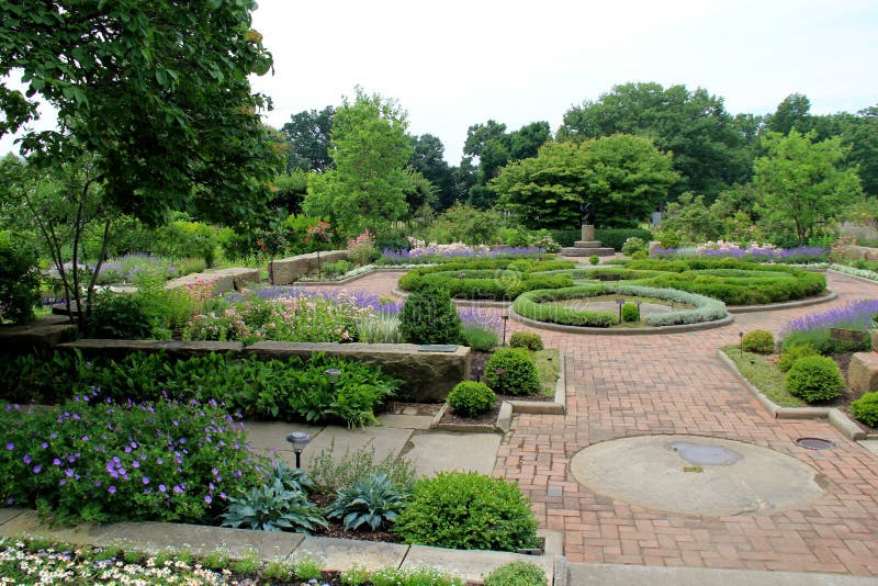 Härlig sikt av den färgrika trädgården med manicured gräsmattor, Cleveland Botanical Gardens, Ohio, 2016 royaltyfria bilder Härlig sikt av den färgrika trädgården med manicured gräsmattor, Cleveland Botanical Gardens, Ohio, 2016 royaltyfria bilder
