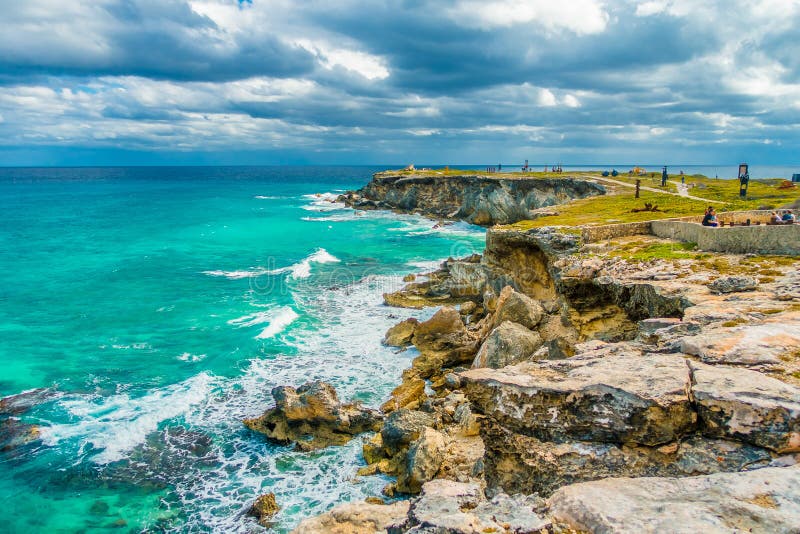 Härlig sikt av den steniga klippan på soluppgång på den sydliga delen av Isla Mujeres i karibiskt, Mexico royaltyfria foton Härlig sikt av den steniga klippan på soluppgång på den sydliga delen av Isla Mujeres i karibiskt, Mexico royaltyfria foton