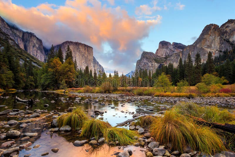 Härlig sikt av den yosemite nationalparken på solnedgången i Kalifornien royaltyfria bilder