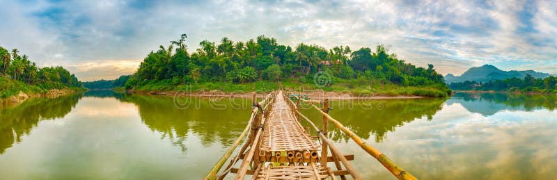 Härlig sikt av en bambubro Laos landskap panorama arkivfoton