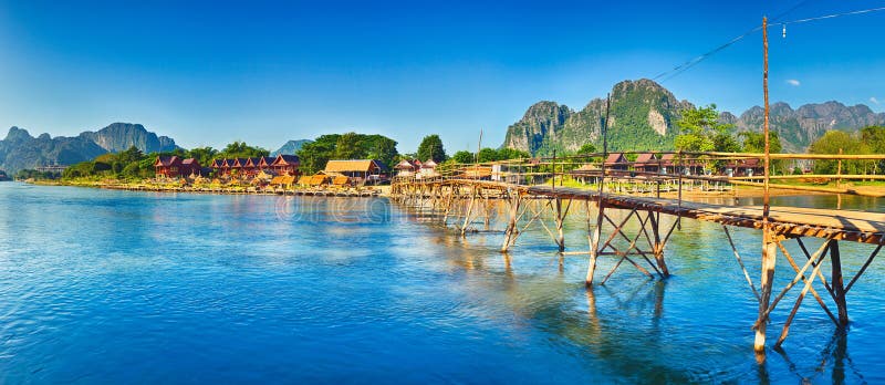 Härlig sikt av en bambubro Laos landskap panorama royaltyfri bild