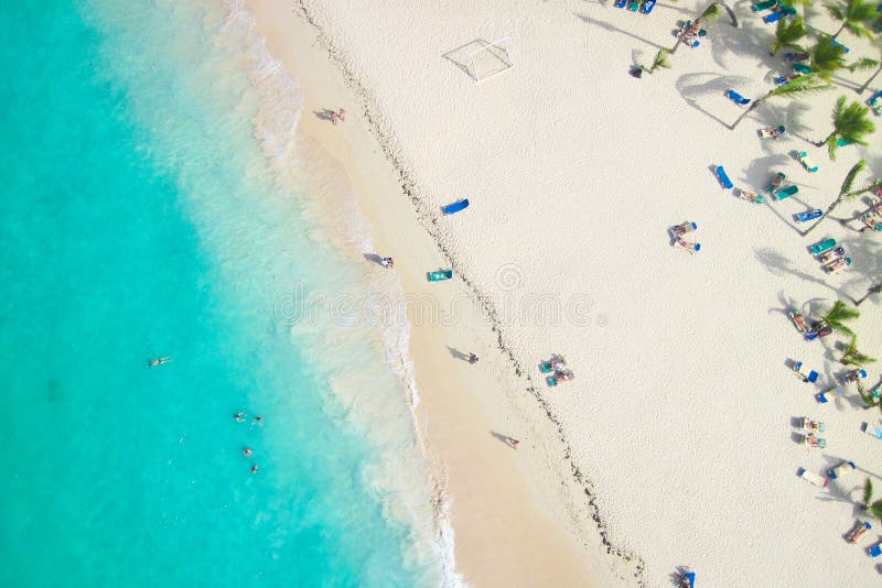 Härlig sikt av en tropisk strand från luften fotografering för bildbyråer