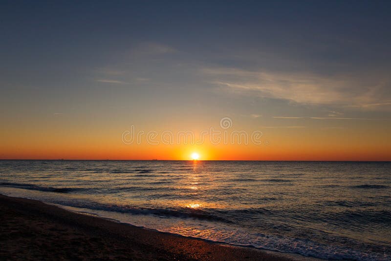 Härlig sikt av soluppgång i havet Gul och rosa himmel och vågor i havslandskap Solnedgång-, skymning- eller gryninghorisont i hav