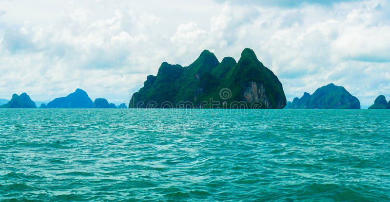 Härlig sikt av turkosfärg av havet och gröna öar i Phuket, Thailand i dag och ny luft arkivfoton Härlig sikt av turkosfärg av havet och gröna öar i Phuket, Thailand i dag och ny luft arkivfoton