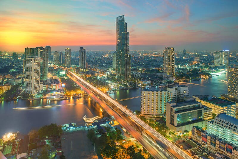 Härlig solnedgång i den Bangkok staden, Thailand royaltyfri foto