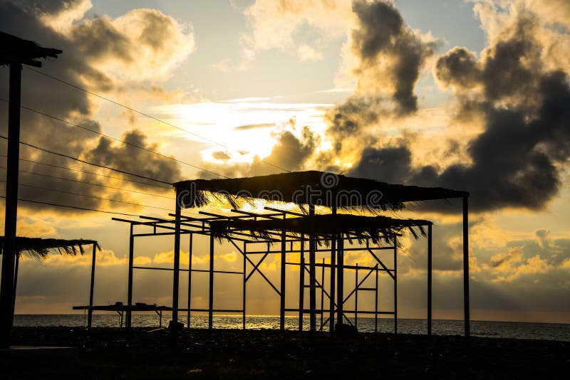 Härlig solnedgång ovanför Blacket Sea som ser från stranden i B royaltyfri bild Härlig solnedgång ovanför Blacket Sea som ser från stranden i B royaltyfri bild