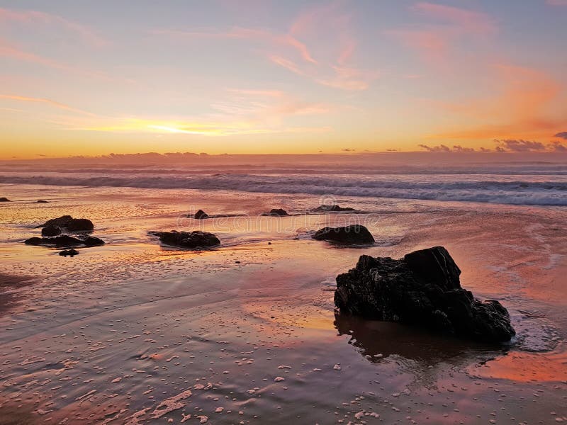 Härlig solnedgång på den dalFigueiras stranden i Portugal royaltyfria bilder Härlig solnedgång på den dalFigueiras stranden i Portugal royaltyfria bilder