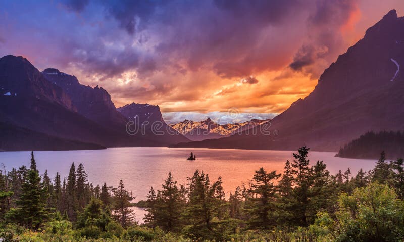 Härlig solnedgång på St. Mary Lake i glaciärnationalpark arkivfoto