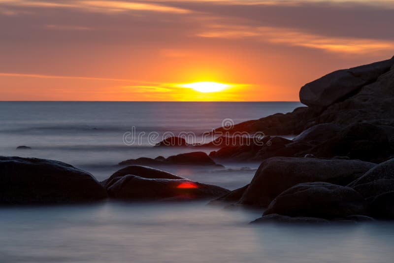 Härlig soluppgång i en fjärd i Costa Brava, Spanien fotografering för bildbyråer Härlig soluppgång i en fjärd i Costa Brava, Spanien fotografering för bildbyråer