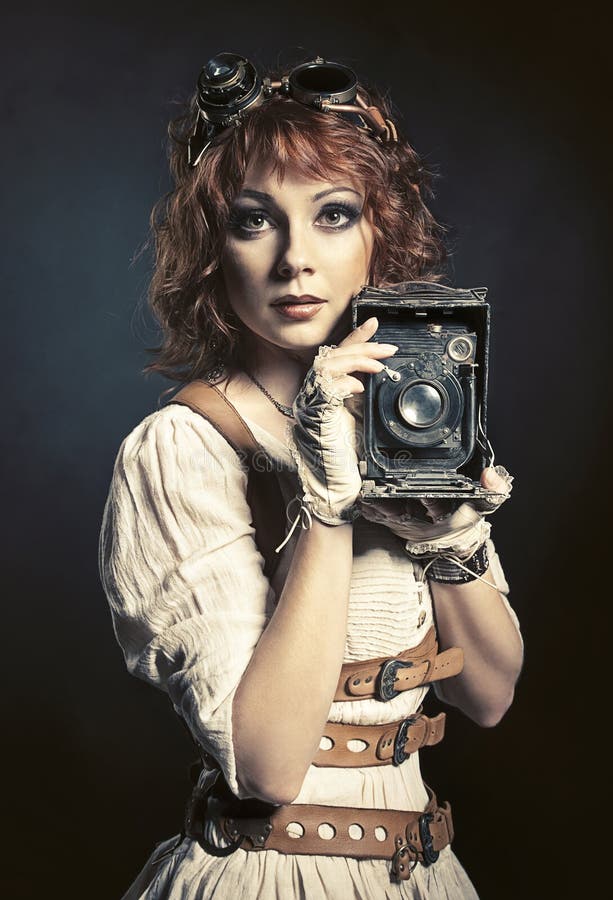 Härlig steampunkflicka med den gamla kameran royaltyfri fotografi Härlig steampunkflicka med den gamla kameran royaltyfri fotografi