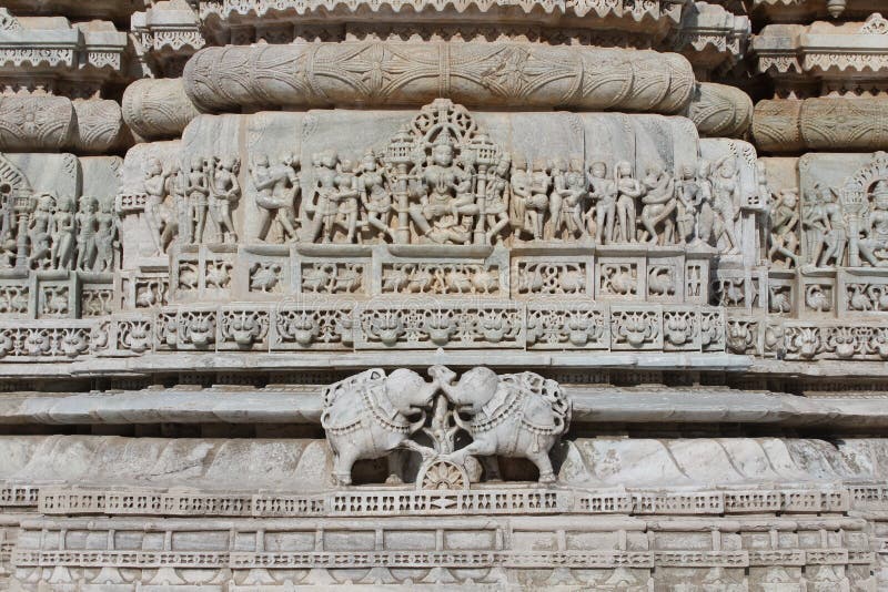 Härlig sten som snider på den forntida soltemplet på ranakpur royaltyfri fotografi Härlig sten som snider på den forntida soltemplet på ranakpur royaltyfri fotografi