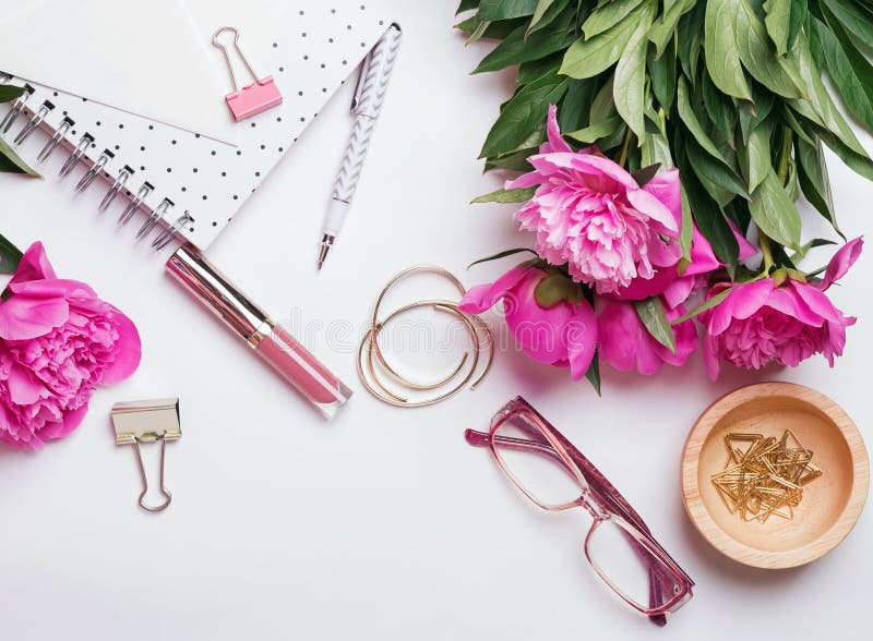 Härlig stilfull tillbehör och rosa pioner på den vita backgrouen royaltyfri foto Härlig stilfull tillbehör och rosa pioner på den vita backgrouen royaltyfri foto