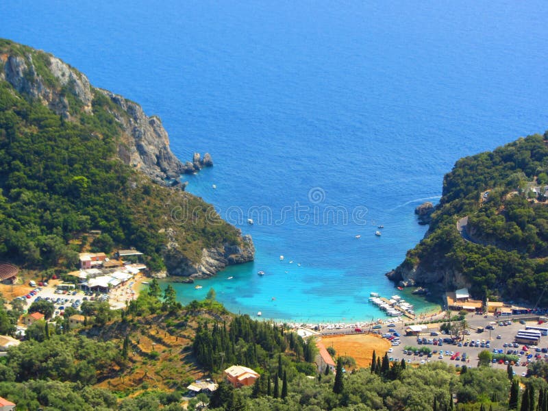Härlig strand och fartyg i Paleokastritsa, Korfu ö, Grekland royaltyfri foto Härlig strand och fartyg i Paleokastritsa, Korfu ö, Grekland royaltyfri foto