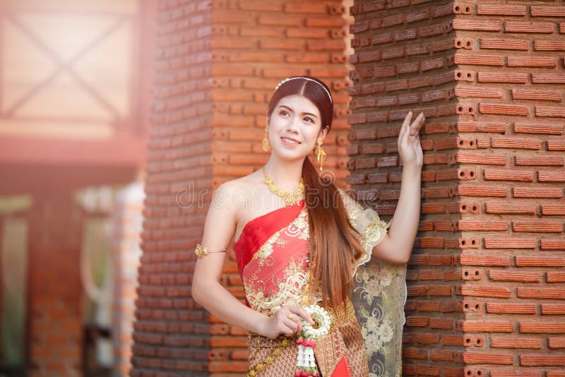 Härlig thailändsk flicka i thailändsk dräkt - den bärande bruden klär royaltyfria foton Härlig thailändsk flicka i thailändsk dräkt - den bärande bruden klär royaltyfria foton