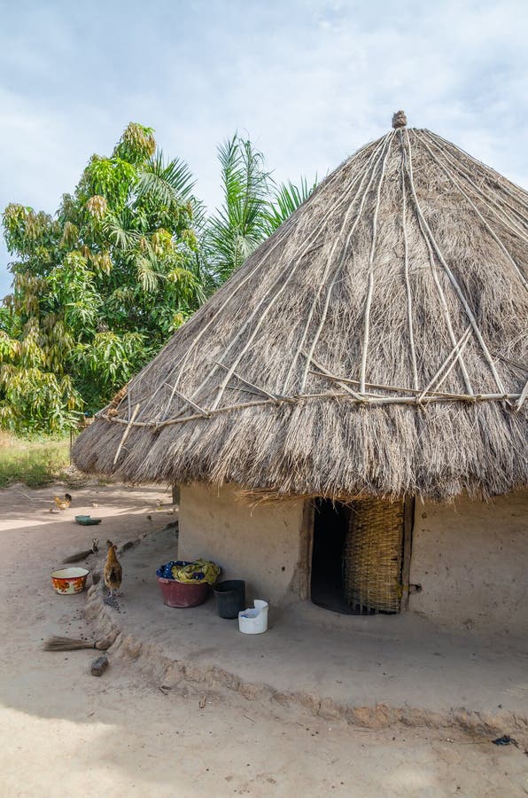Härlig traditionell halmtäckt rund gyttja och lera förlägga i barack i lantlig by av Guinea Bissau, Västafrika royaltyfri bild Härlig traditionell halmtäckt rund gyttja och lera förlägga i barack i lantlig by av Guinea Bissau, Västafrika royaltyfri bild