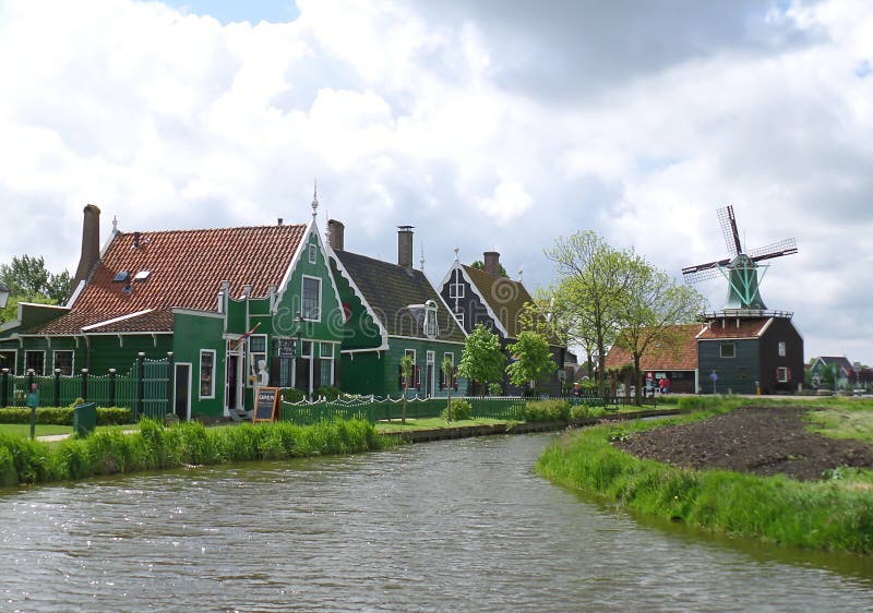 Härlig traditionell holländsk by i Zaanse Schans, Nederländerna arkivbilder Härlig traditionell holländsk by i Zaanse Schans, Nederländerna arkivbilder