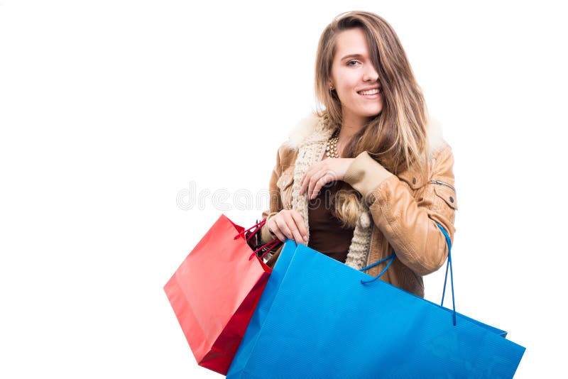 Härlig trendig hipsterkvinna på shopping arkivfoton Härlig trendig hipsterkvinna på shopping arkivfoton