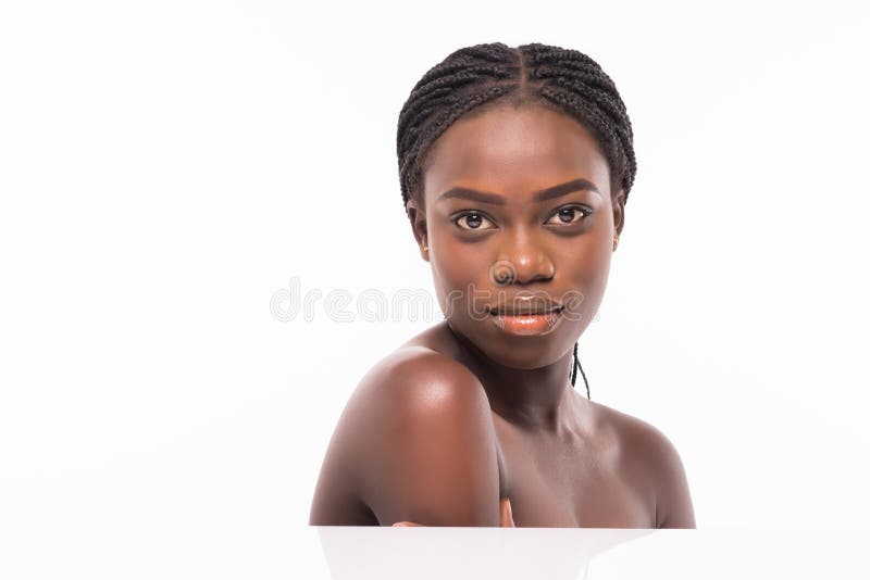 Härlig ung afrikansk kvinnlig som trycker på hennes hud som isoleras på vit bakgrund Sjukv? rd perfekt hud H? rlig le flicka arkivfoto