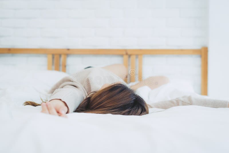 Härlig ung asiatisk kvinna som sover i säng i morgonen Attraktiv asiatisk flickabruksläggdags i hennes bekväma sovrum arkivbild Härlig ung asiatisk kvinna som sover i säng i morgonen Attraktiv asiatisk flickabruksläggdags i hennes bekväma sovrum arkivbild