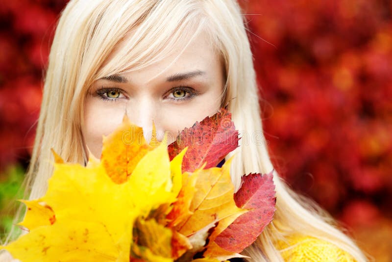 Härlig ung blond kvinna med blad royaltyfria bilder Härlig ung blond kvinna med blad royaltyfria bilder