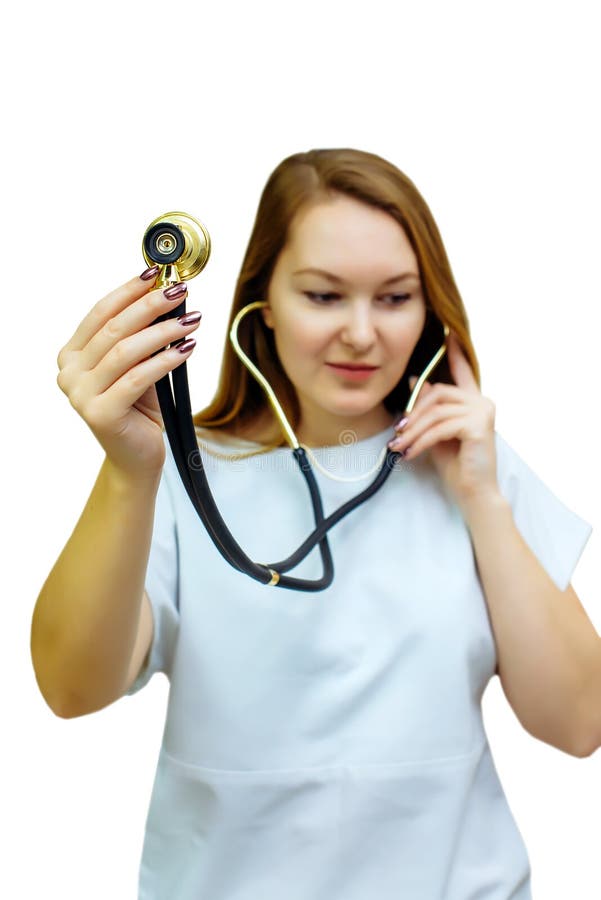 Härlig ung doktorskvinna som använder stetoskopet som isoleras på vit bakgrund En kvinnlig doktor med en stetoskop som lyssnar fö arkivfoton Härlig ung doktorskvinna som använder stetoskopet som isoleras på vit bakgrund En kvinnlig doktor med en stetoskop som lyssnar fö arkivfoton
