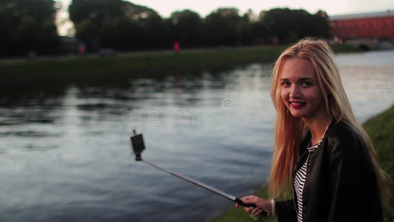 Härlig ung flicka som tar selfie på solnedgången HD