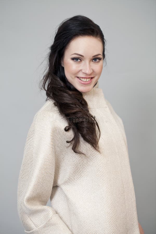 Download Härlig Ung Kvinna I Höstlag Arkivfoto - Bild av grått, lady: 37346208