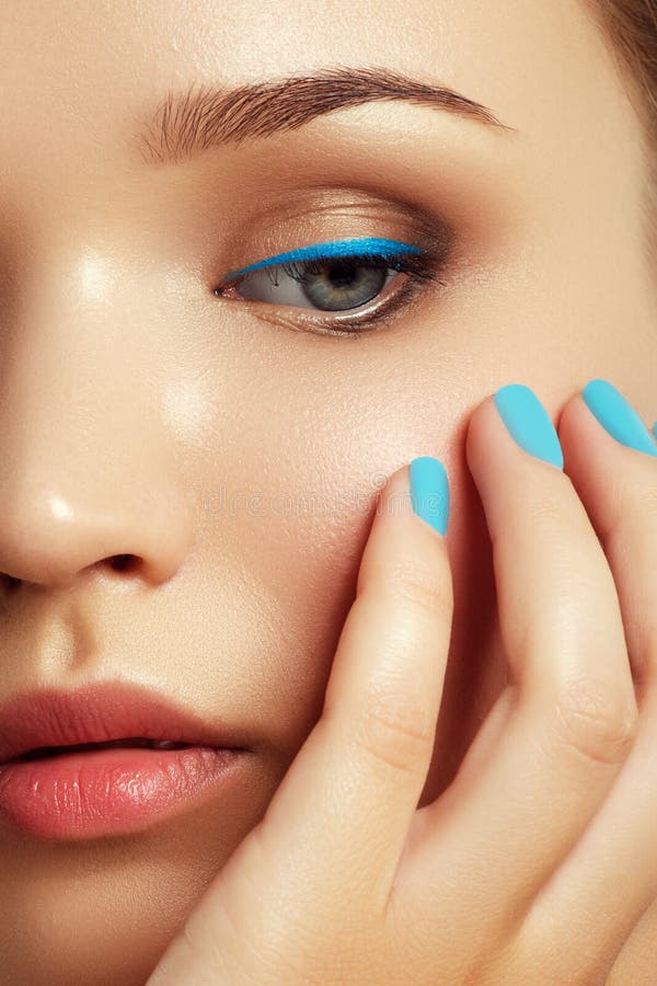 Härlig ung kvinna med moderiktig blå makeup pärlor för blå för begrepp för bakgrundsskönhet blir grund naturliga over för behålla royaltyfri bild Härlig ung kvinna med moderiktig blå makeup pärlor för blå för begrepp för bakgrundsskönhet blir grund naturliga over för behålla royaltyfri bild