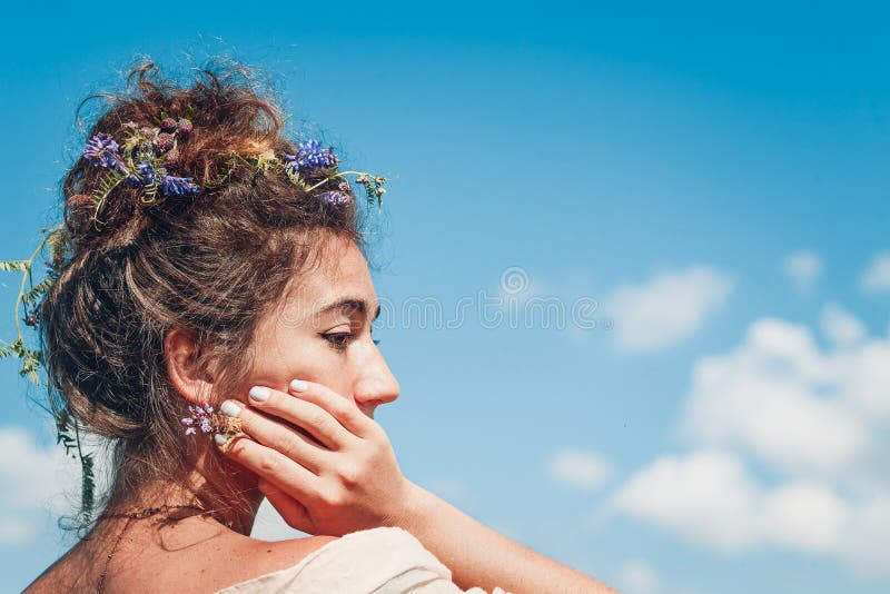 Härlig ung kvinna med slut för lockigt hår upp ståenden royaltyfri fotografi Härlig ung kvinna med slut för lockigt hår upp ståenden royaltyfri fotografi