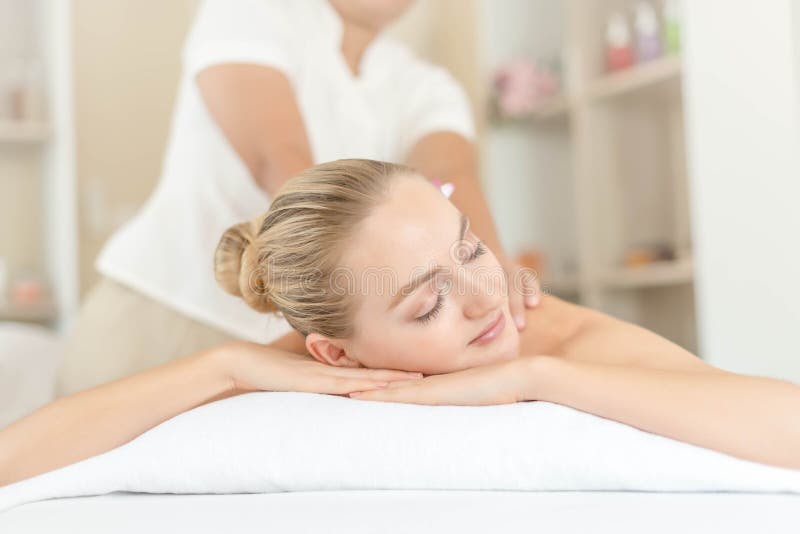 Härlig ung kvinna som kopplar av med handmassage på skönhetbrunnsorten Kroppmassage Stängt upp av den unga härliga kvinnan som få royaltyfri fotografi Härlig ung kvinna som kopplar av med handmassage på skönhetbrunnsorten Kroppmassage Stängt upp av den unga härliga kvinnan som få royaltyfri fotografi