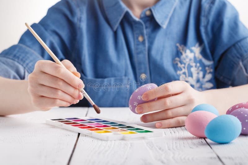Härlig ung kvinna som målar easter ägg Hemtrevlig hem- atmosfär Påsk fotografering för bildbyråer Härlig ung kvinna som målar easter ägg Hemtrevlig hem- atmosfär Påsk fotografering för bildbyråer