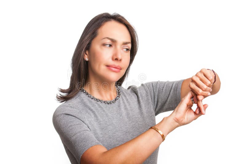 Härlig ung kvinna som pekar på armbandsuret med pekfingret, som du är den sena gesten som isoleras arkivfoton Härlig ung kvinna som pekar på armbandsuret med pekfingret, som du är den sena gesten som isoleras arkivfoton