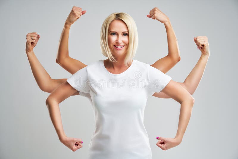 Härlig ung kvinna som visar hennes muscularity och ser kameran royaltyfri bild Härlig ung kvinna som visar hennes muscularity och ser kameran royaltyfri bild