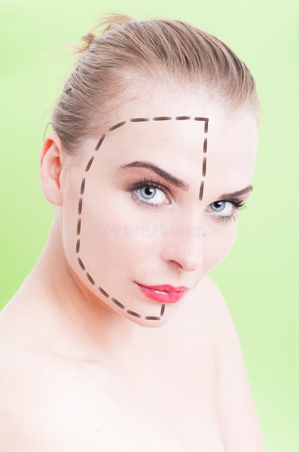 Härlig ung kvinnlig framsida med faceliftfläckar över grön backg royaltyfria bilder Härlig ung kvinnlig framsida med faceliftfläckar över grön backg royaltyfria bilder