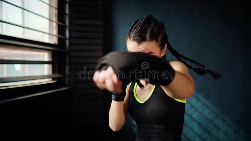 Härlig ung rörande boxningkvinnautbildning som stansar i konditionstudio