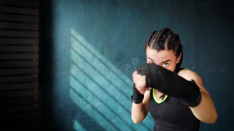 Härlig ung rörande boxningkvinnautbildning som stansar i konditionstudio